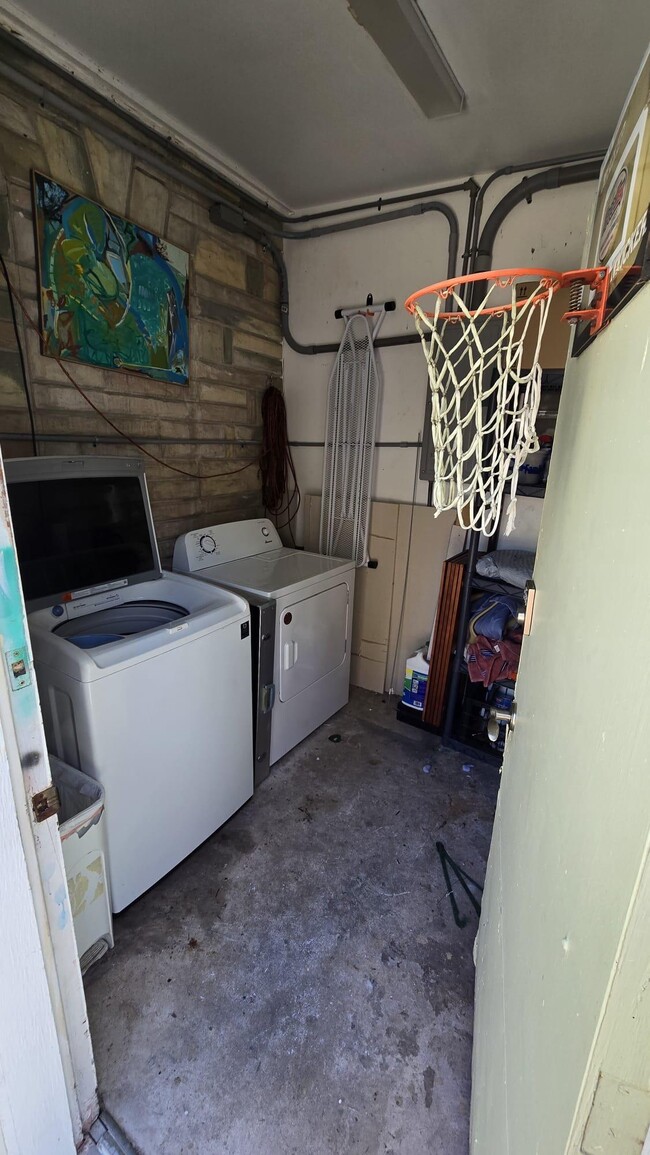 Building Photo - 231 NE 20th Ave