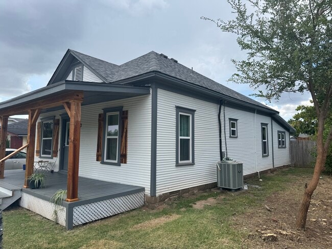 Building Photo - 720 S Miles Ave