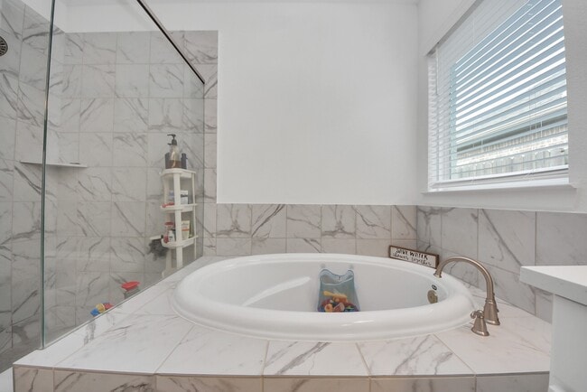 Building Photo - 10018 Knollwood Ln