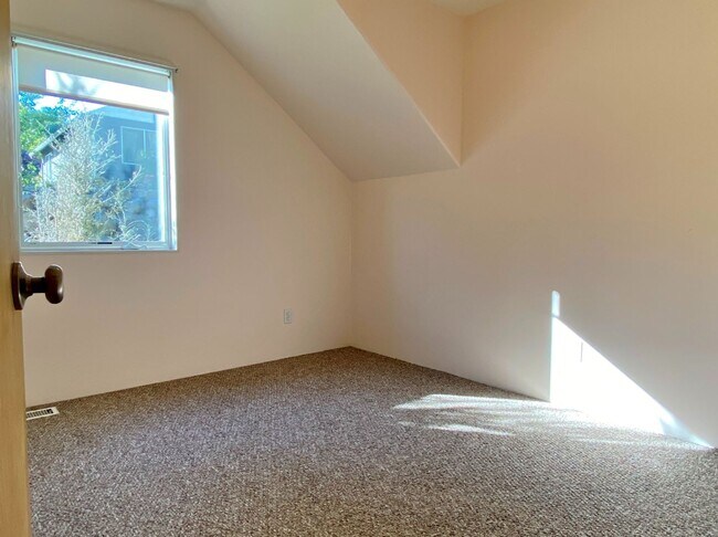 Building Photo - Cute Townhouse On Private Drive In White Salmon, WA