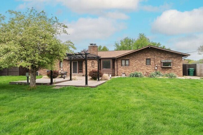 Building Photo - Prairie Lane Estates 3 bedroom ranch with spacious rooms and amenities beyond your imagination