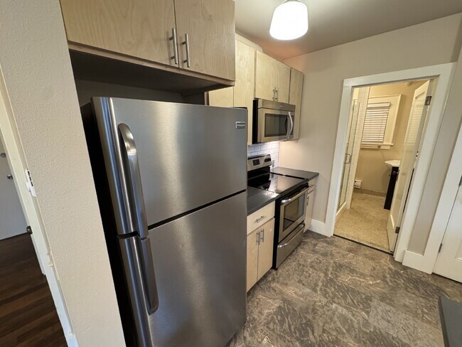 Building Photo - 1 Bedroom SW Portland / Large Backyard / Easy Access to OHSU and Downtown