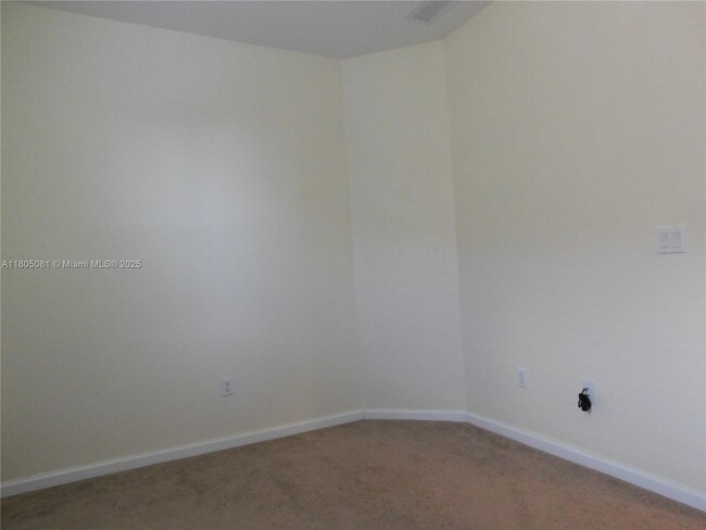 Building Photo - 1750 NE 37th Pl