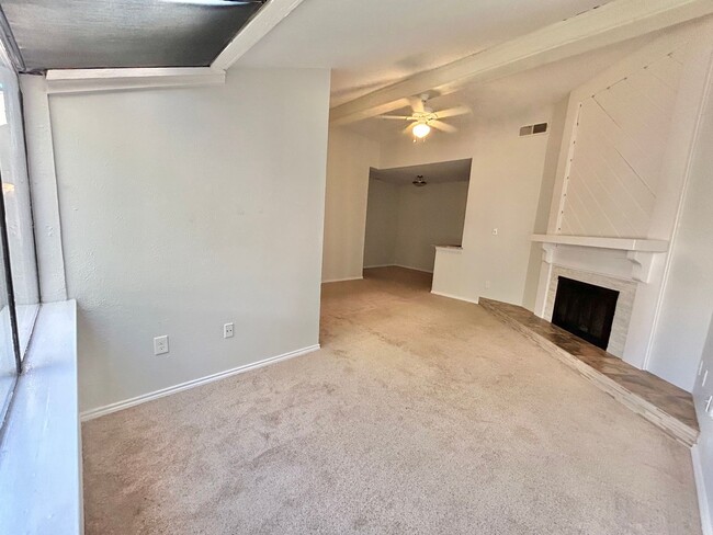 Building Photo - Centrally Located 2 Bed 1 Bath Condo