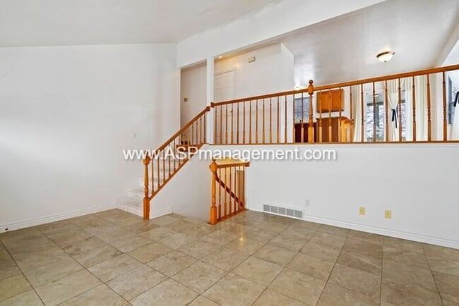 Building Photo - SANDY BEAUTIFUL 5 BED 3 BATH FAMILY HOME
