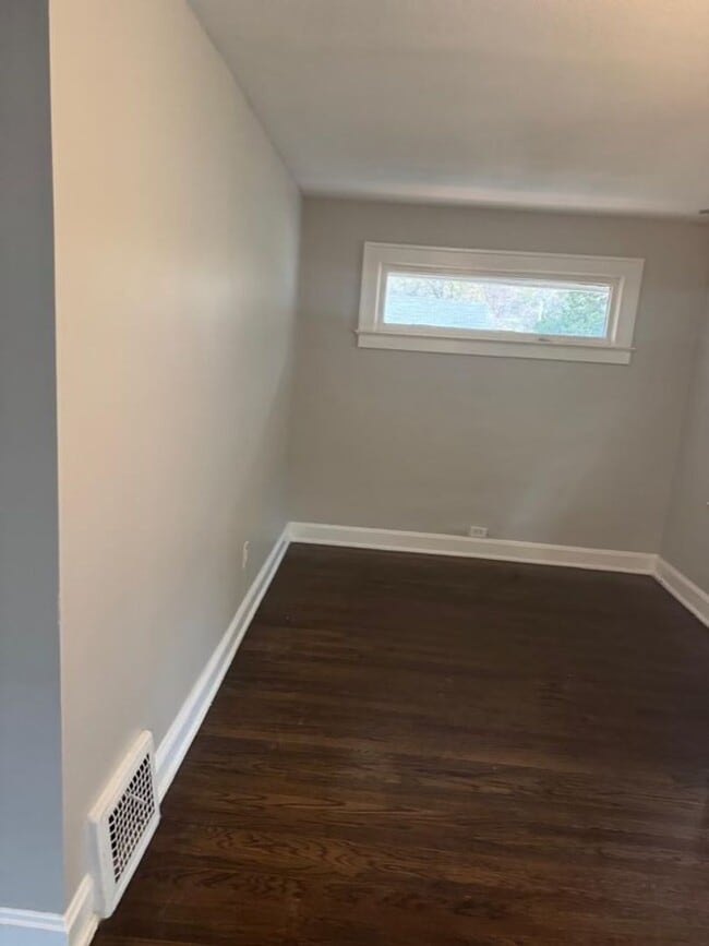 Building Photo - Charming, remodeled 2 bedroom in the blue district of Kansas City!