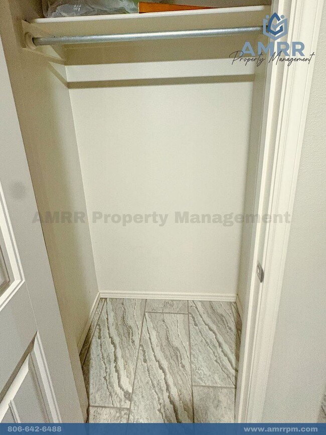 Building Photo - Easy Living with AMRR: Spacious 3-Bedroom Home