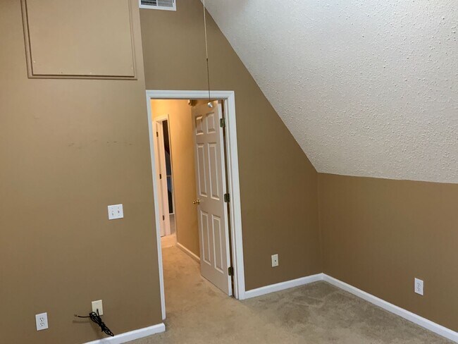 Building Photo - Coolant River Water Front 4 Bedrooms / 2 F...