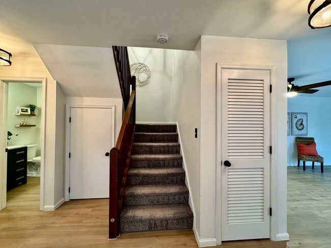 Building Photo - READY 06-11-26!! Fantastic Condo By The Beach! Fenced Patio - All Appliances - Community Pool!