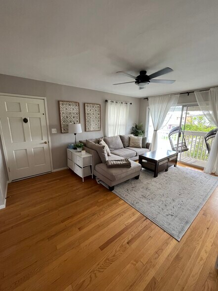 Building Photo - 1818 Carmelina Dr