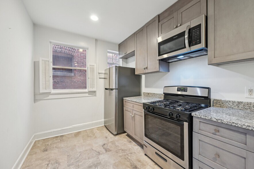 Kitchen area with new stainless steel appliances - 2431 Linden Ave