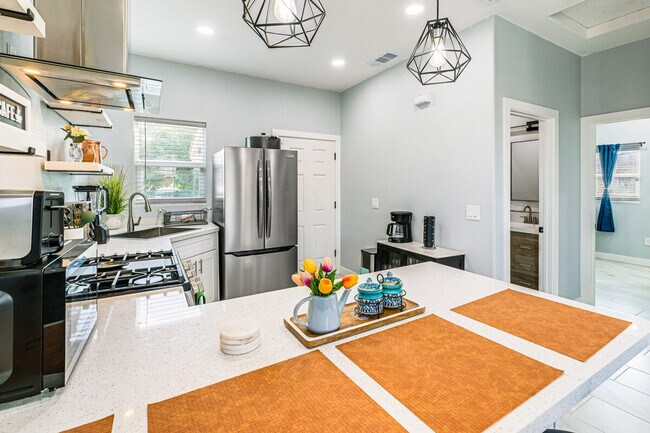 Building Photo - 226 E 10th St