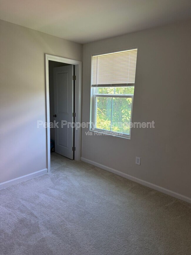 Building Photo - 25600 Linda Gale Ct