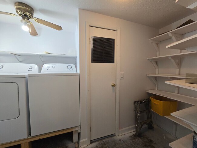 Building Photo - 3 Bedroom home in Mackinaw!