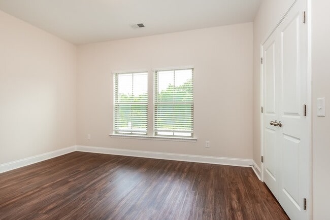 Building Photo - Gorgeous Brand New Townhome!