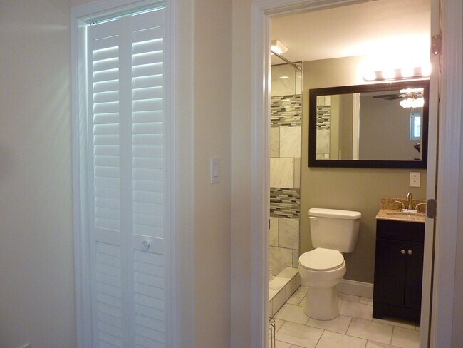 Building Photo - NEW PRICE!  1BR Near UTK & Downtown Knoxville – Walk to Cumberland Ave & Neyland Stadium!