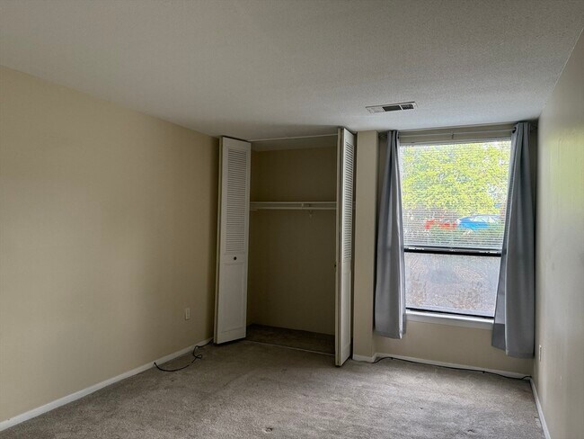 Building Photo - 16 Shrewsbury Green Dr