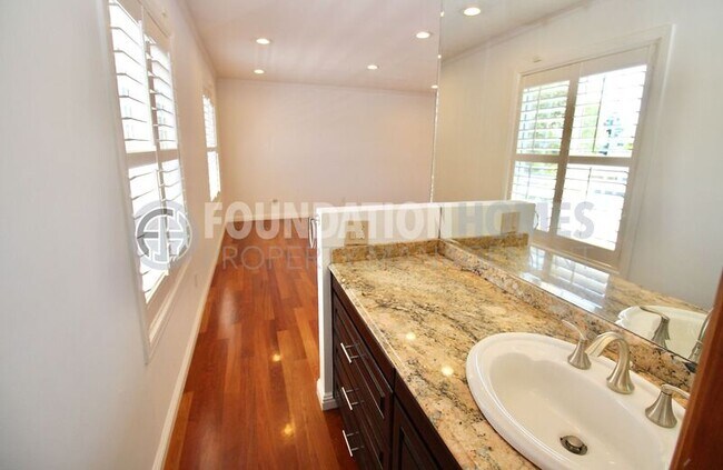 Building Photo - 373 San Luis Way