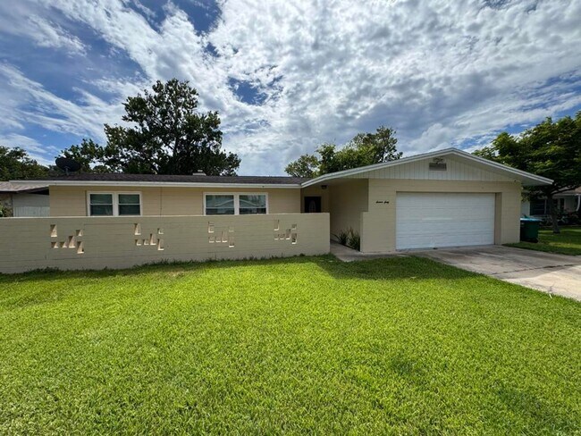Primary Photo - 4 Bedroom 2 Bath in South Daytona