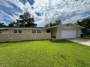 Building Photo - 4 Bedroom 2 Bath in South Daytona