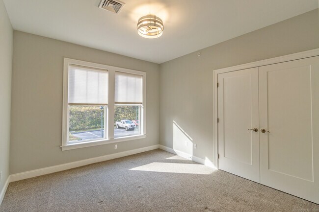 Building Photo - 500 Edgewater Cir