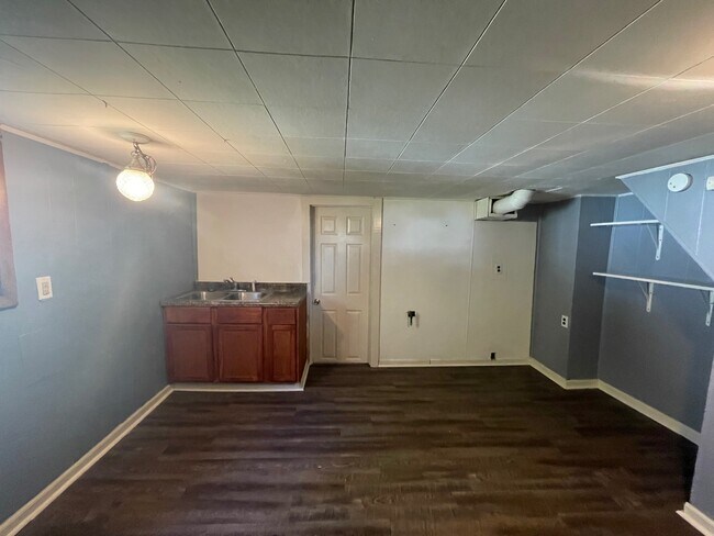 Building Photo - 609 Sager St