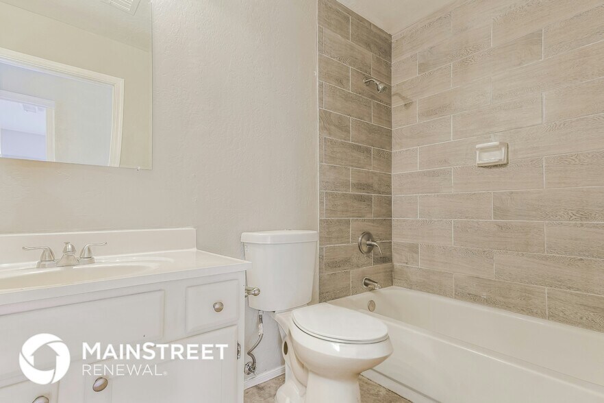 Building Photo - 5062 W Fairview St