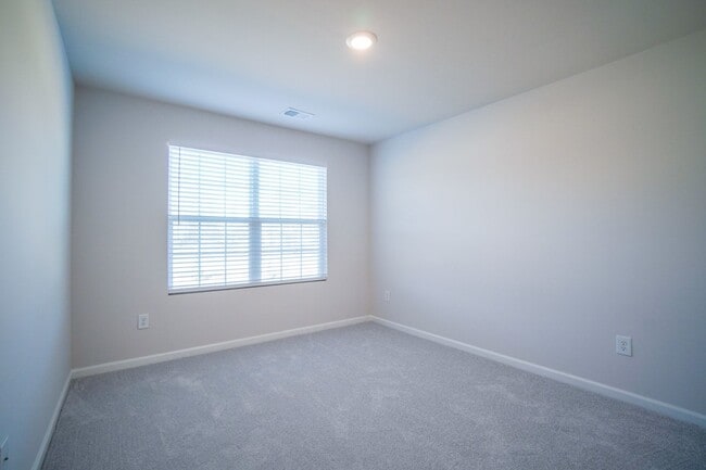 Building Photo - Almost New End Unit Townhome in desirable Chateau community