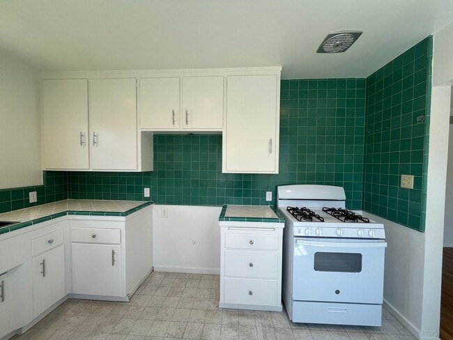 Building Photo - Charming Single Level 3-Bedroom 2-Bathroom Home With Hardwood Floors