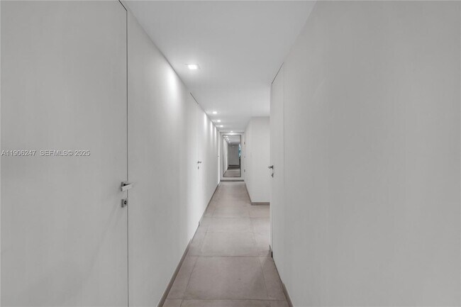 Building Photo - 3 Grove Isle Dr