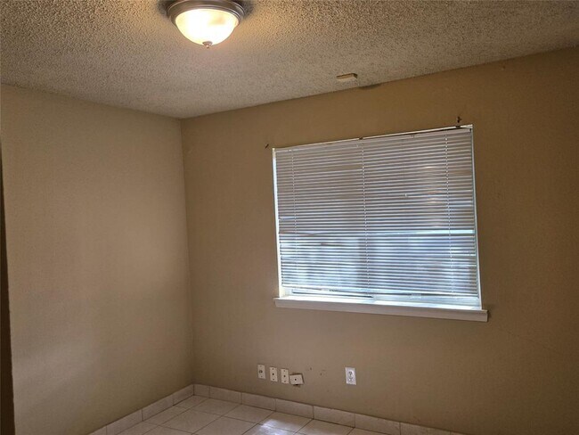 Building Photo - 10711 Forest Leaf Dr