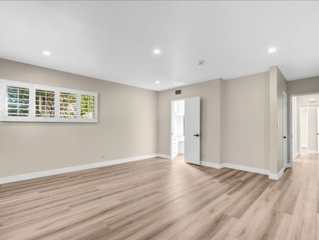 Building Photo - Welcome to this charming 3-bedroom, 2-bath...