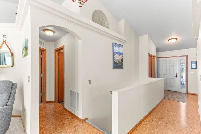 Building Photo - 5 Bedroom Ranch Available in Maple Hill