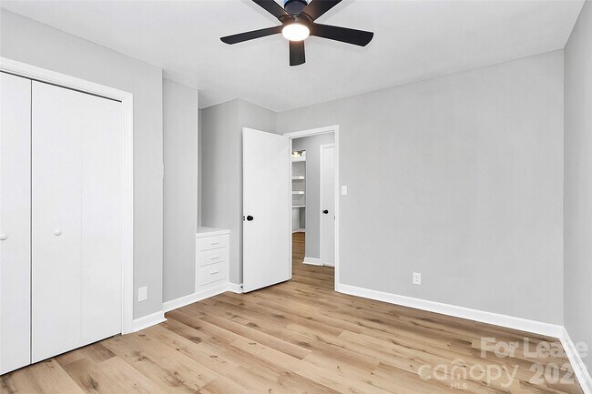 Building Photo - 526 Julia Ave