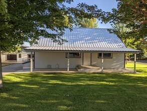 Building Photo - 3 Bedroom 2 Bath Orchards House