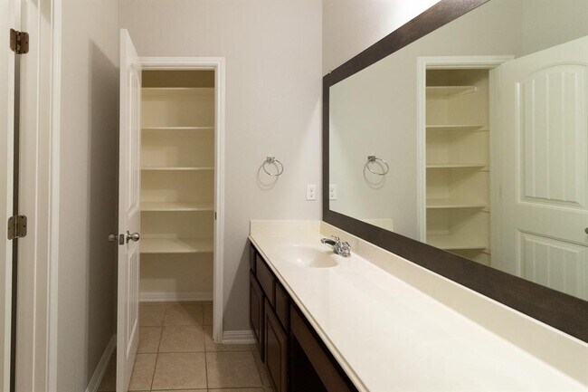 Building Photo - 2102 Monticello Ct