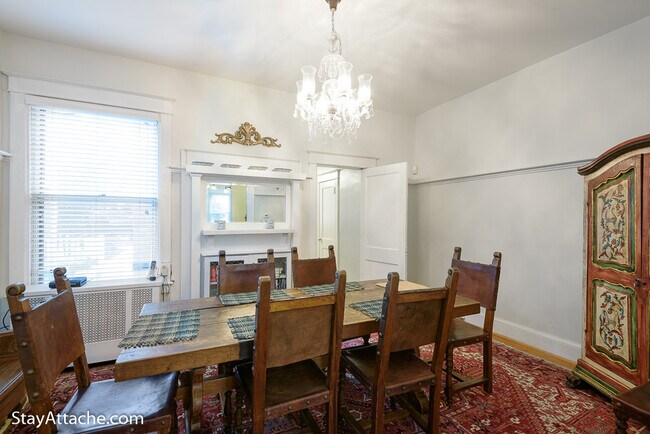 Building Photo - 1737 Swann