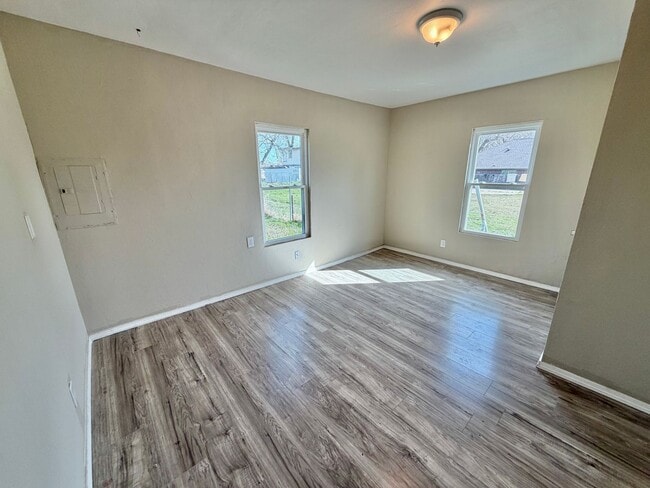 Building Photo - 2 bed cute home