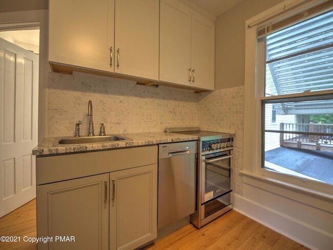 Building Photo - 707 Scott St