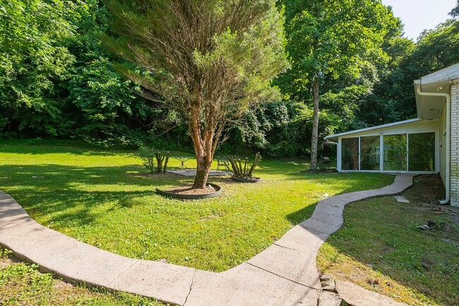 Building Photo - Brentwood Oasis: Newly Renovated 3 Bed, 2 ...