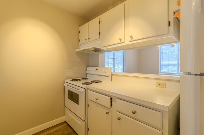 Building Photo - Charming, Updated Condo in Prime Downtown ...