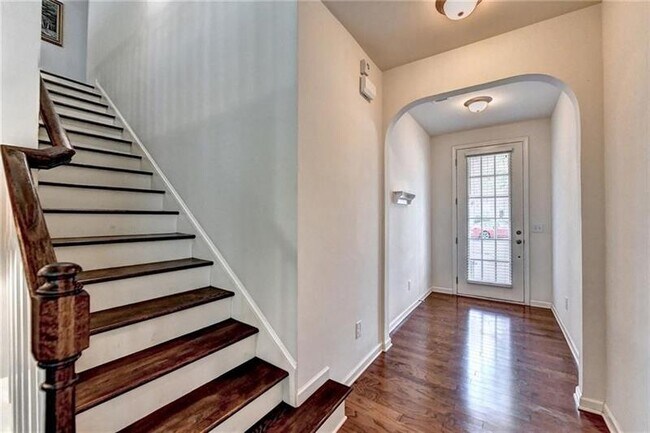 Building Photo - 5880 Vinyard Ln