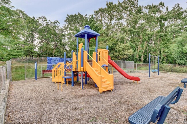 Building Photo - 12 Brook Dr