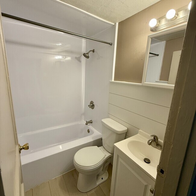 Building Photo - 338 La Motte Ln