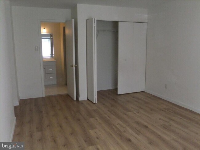 Building Photo - 1720 Oakwood Terrace