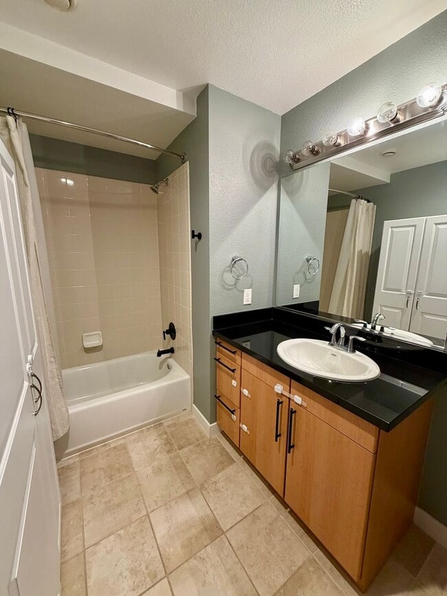 Building Photo - Corner Unit With Views