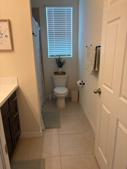 Building Photo - 814 Friendship Cir