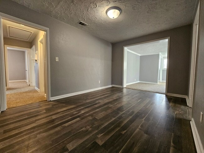 Building Photo - 3 Bedroom, 2 bath w/ detached 1 bed/ 1 bat...