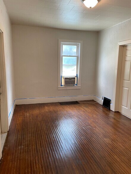 Living room - 108 Glenwood Ave