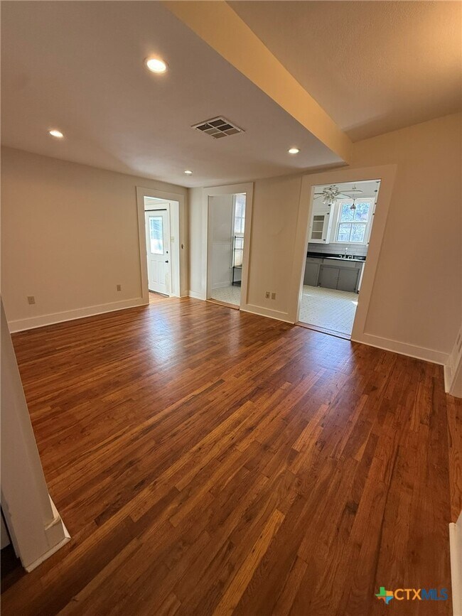 Building Photo - 619 E Donegan St